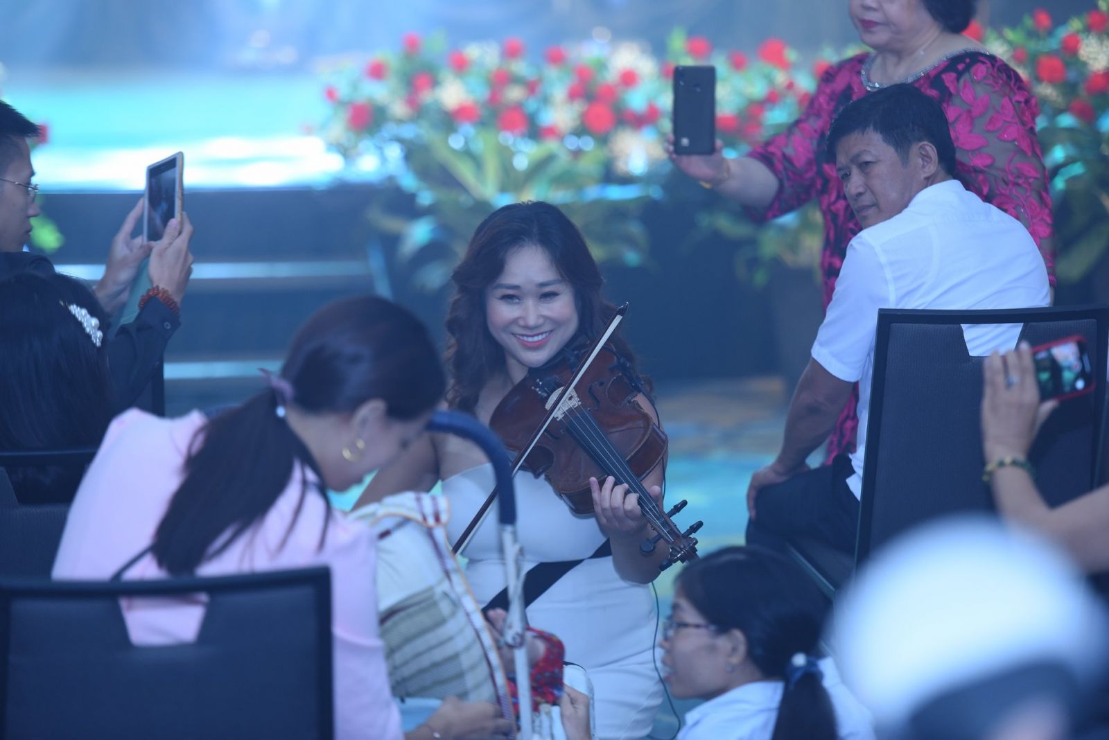 Nghệ sĩ Nguyệt Thu trao gửi yêu thương đến mọi người
