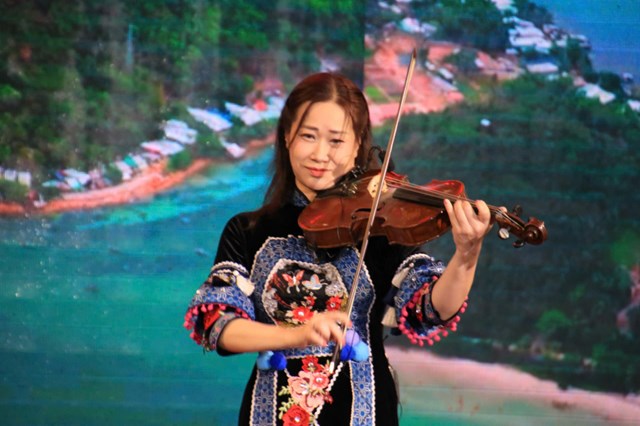 Nghệ sĩ Nguyệt Thu và dự án "Save The World"