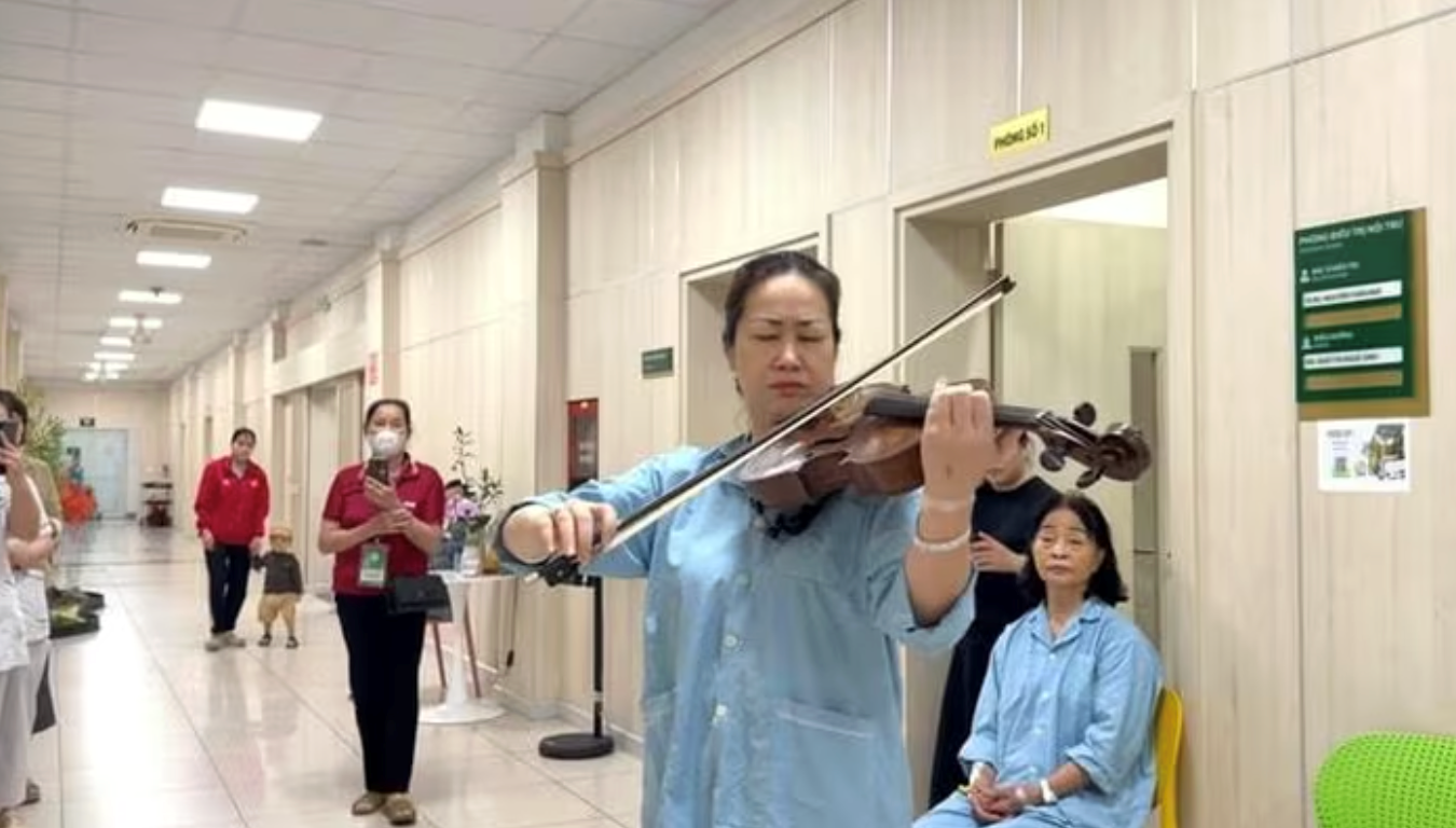 Nghệ sĩ Nguyệt Thu gây "bão" trong bệnh viện Bạch Mai